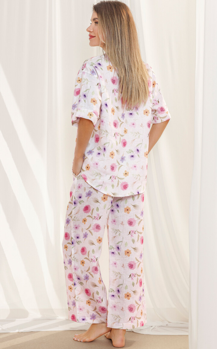 Pijama Americano Manga Curta com Capri Puro Linho Floral